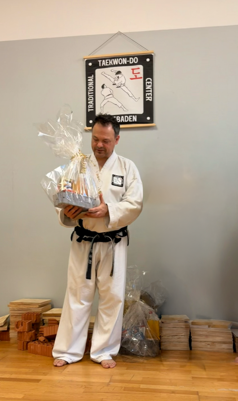 Antonio hält einen Geschenkkorb in der Hand.